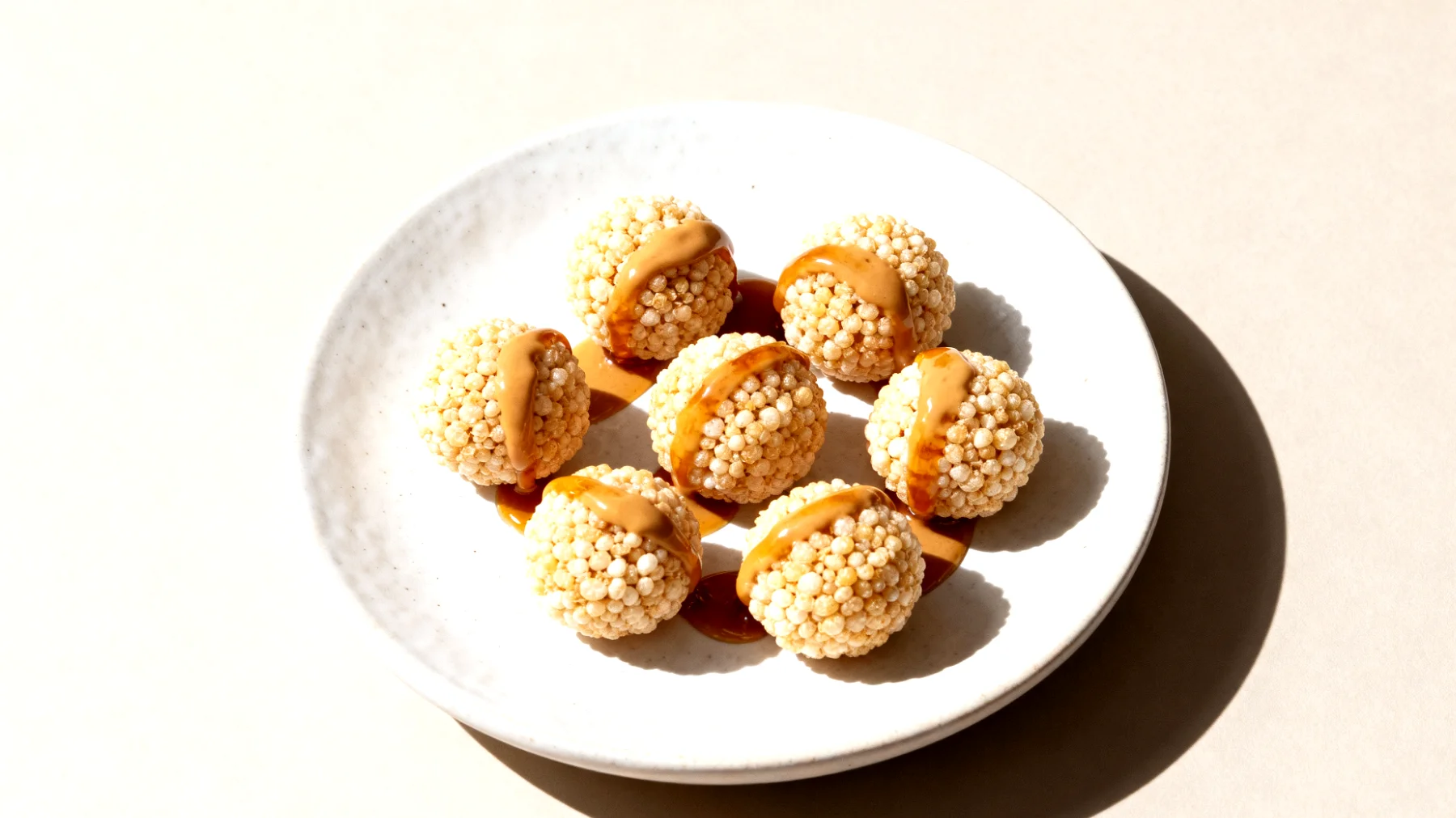 Amaranth-Puffbällchen mit Mandelmus und Dattelsirup"