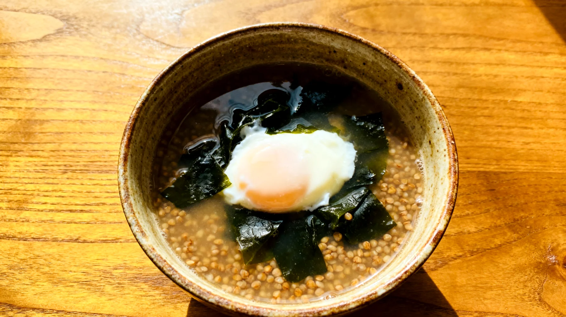 Buchweizen-Miso-Suppe mit Wakame-Algen und pochiertem Ei"
