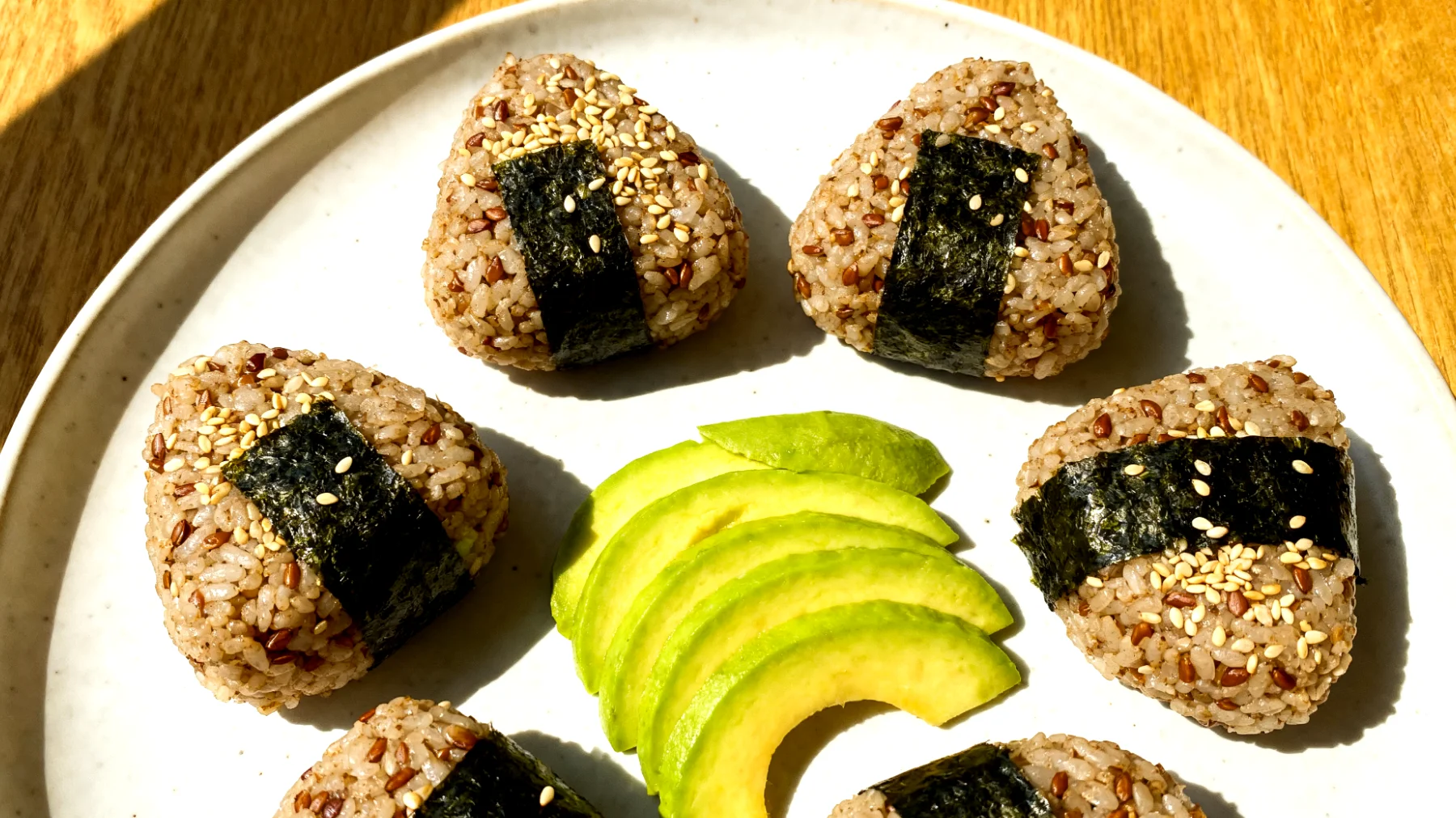 Buchweizen-Nori-Onigiri mit Sesam und Avocado"
