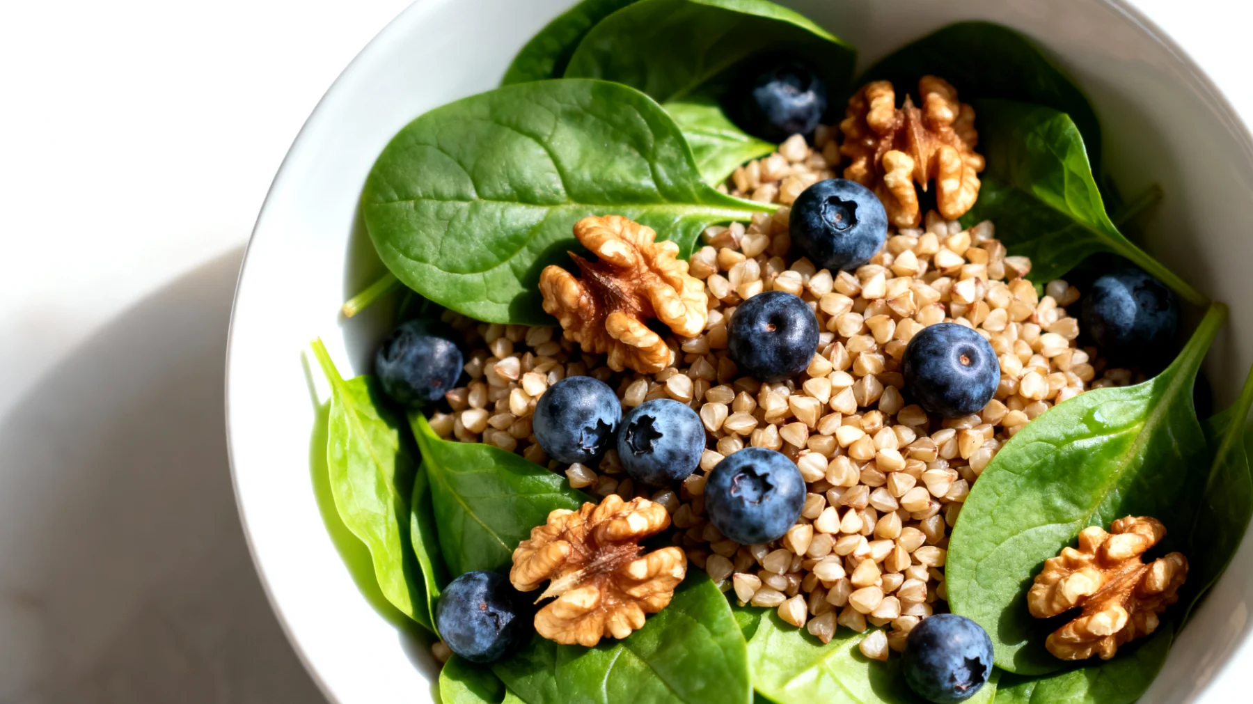 Buchweizen-Salat mit Walnüssen, Blaubeeren und Spinat"