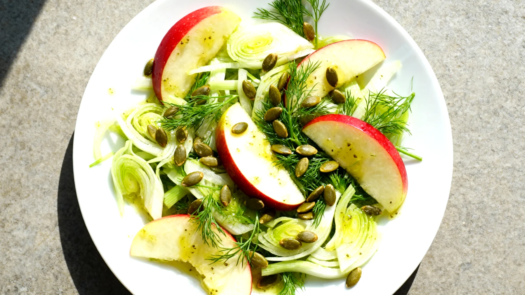 Fenchel-Apfel-Salat mit gerösteten Kürbiskernen und Zitronendressing"