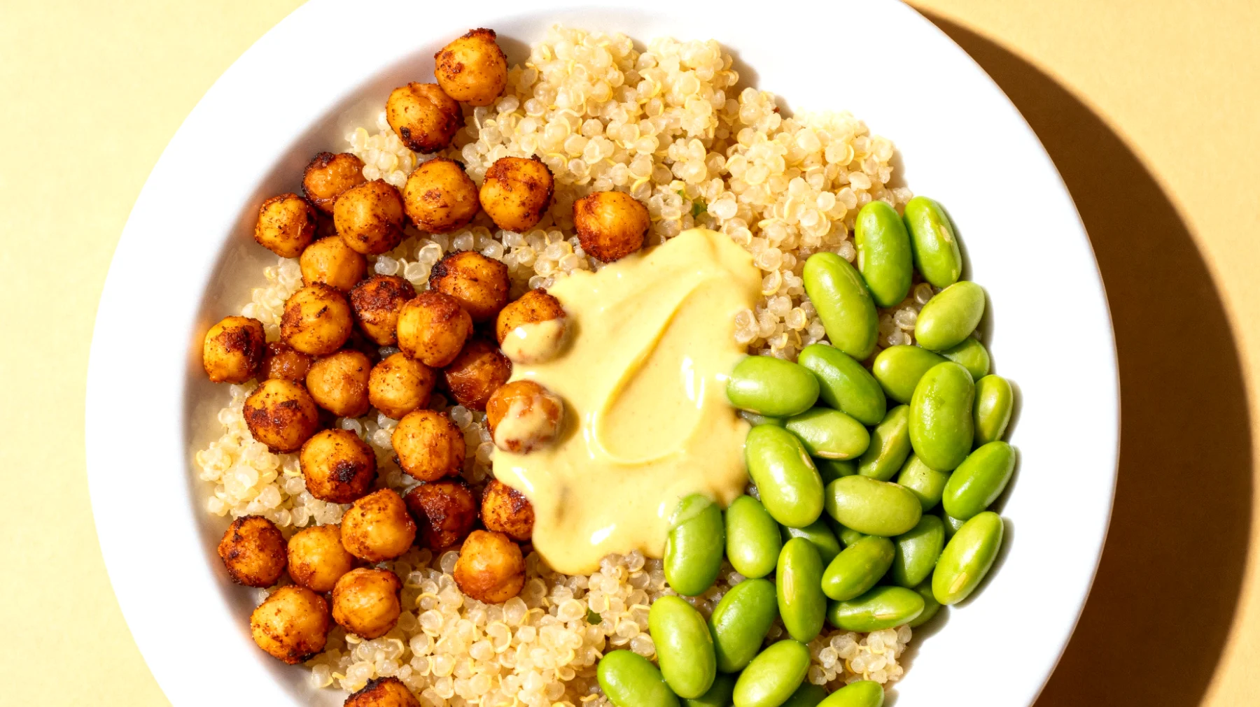 Hirsesalat mit gerösteten Kichererbsen, Edamame und Tahini-Zitronen-Dressing"