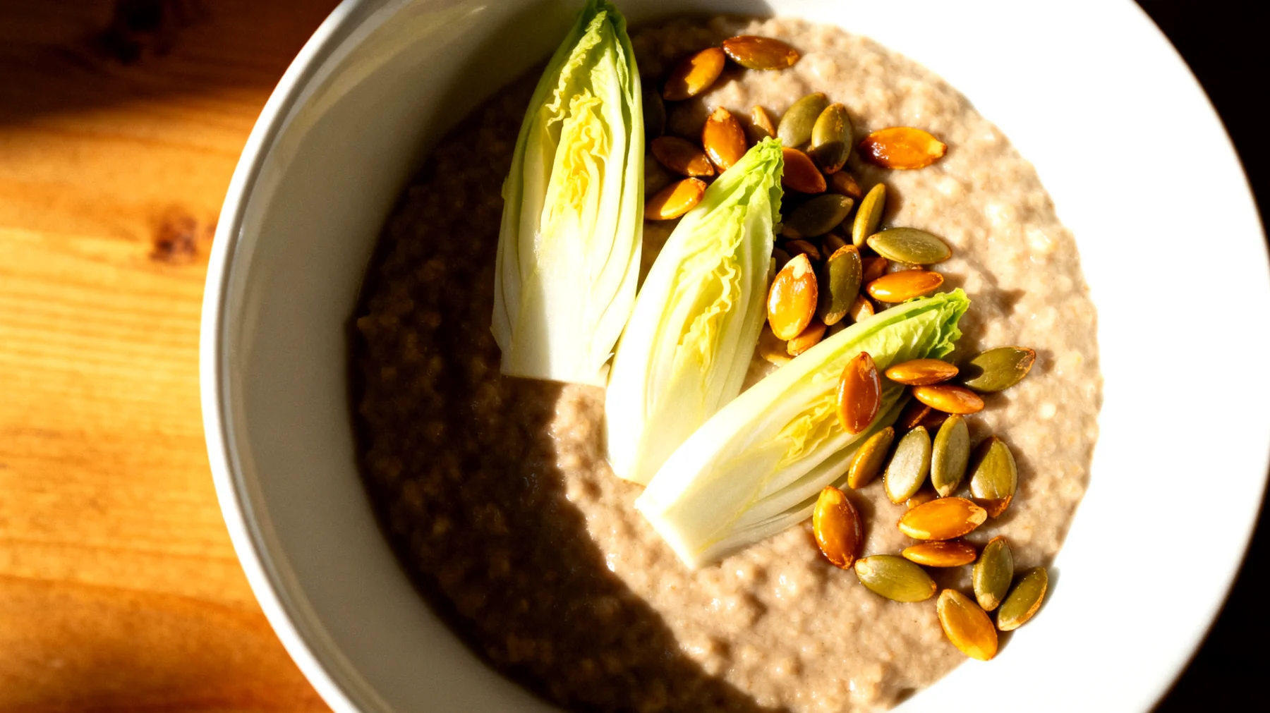 Kastanienmehl-Porridge mit Chicorée und gerösteten Kürbiskernen"