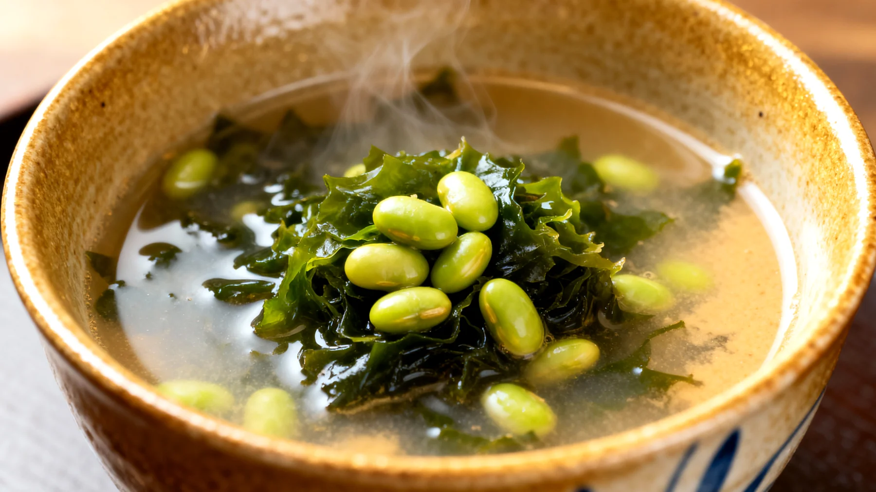 Miso-Suppe mit Wakame-Algen und Edamame"