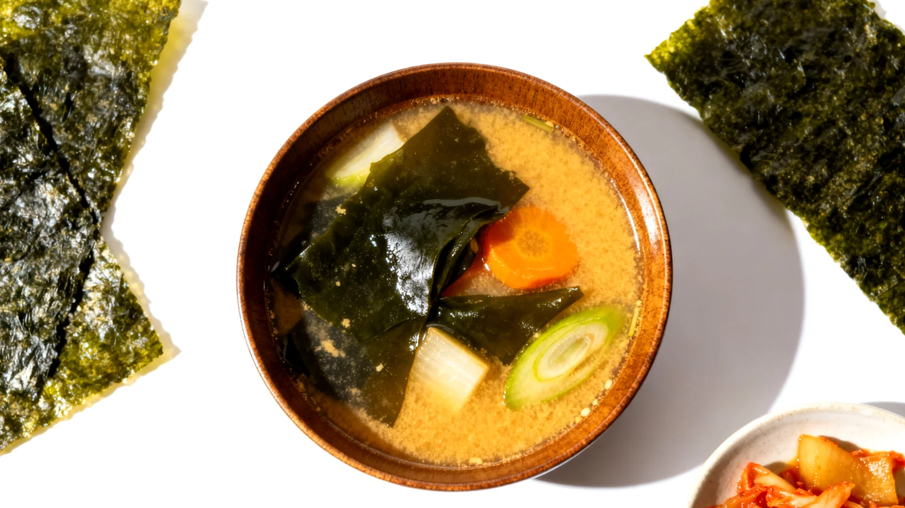 Miso-Suppe mit Wakame-Algen und fermentiertem Gemüse"