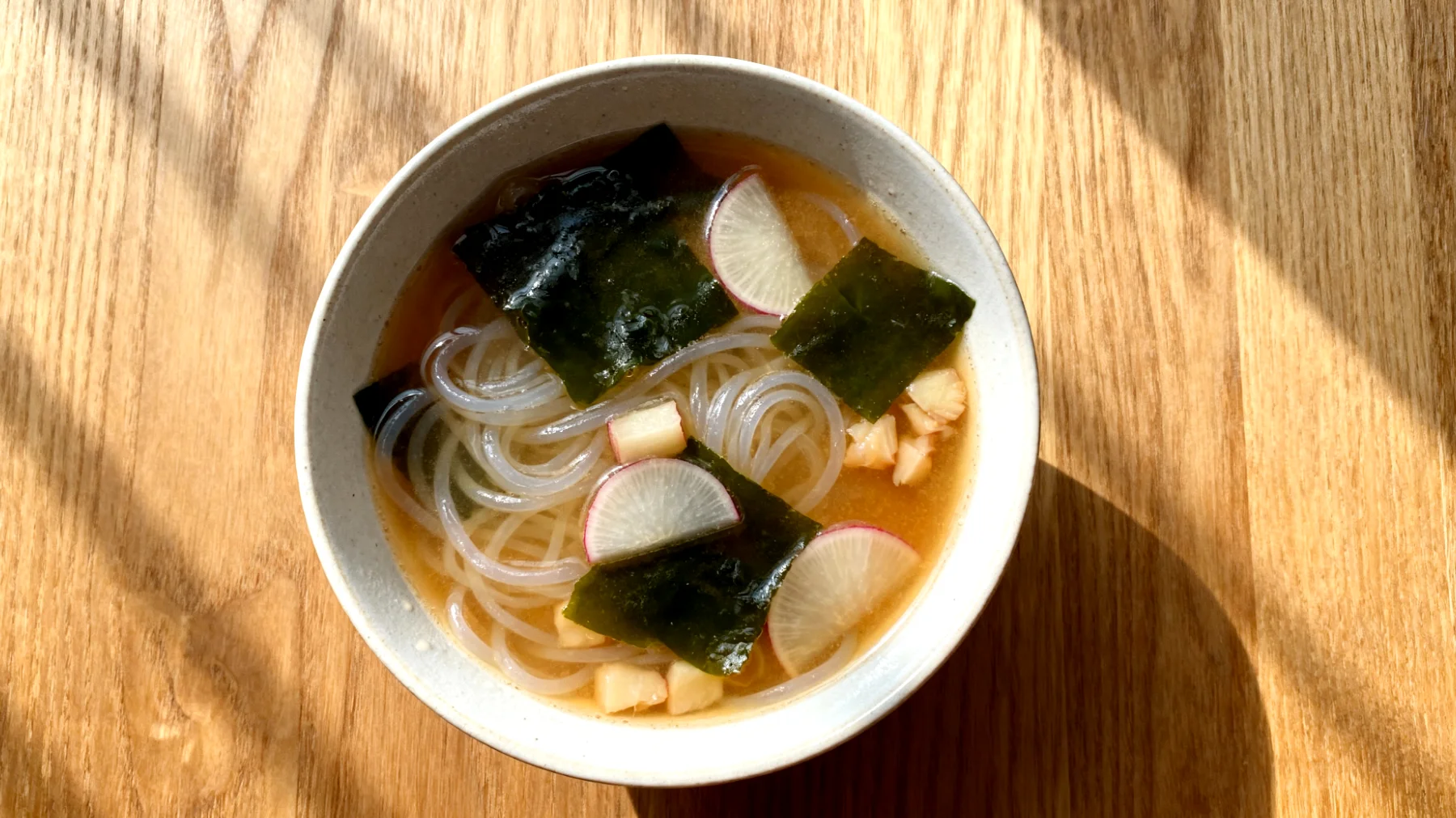 Miso-Suppe mit Wakame-Algen, Shirataki-Nudeln und fermentierten Rüben"