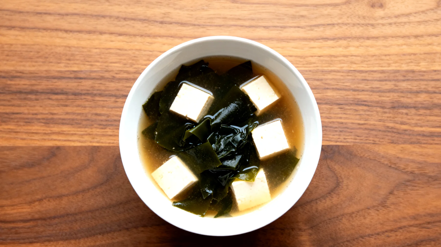 Misosuppe mit Wakame-Algen und Tofu"