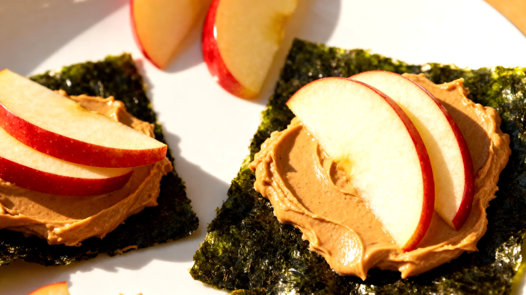 Nori-Blätter mit Mandelmus und Apfelscheiben"